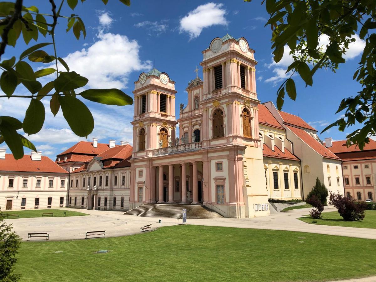 Gaestehaus Benediktinerstift Goettweig - Bed & Breakfast Monastery Furth bei Gottweig Exterior foto